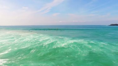 Arifana Portekiz batı sahilinde sörf gelen hava