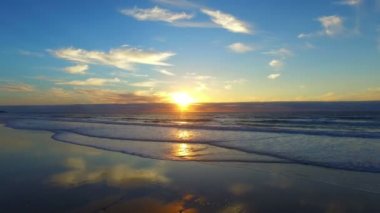 Güzel bir gün batımı Portekiz batı sahilinde gelen hava