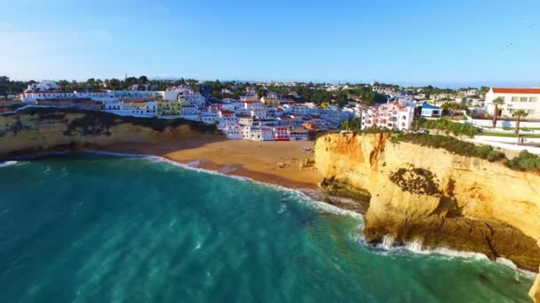 Aérea desde el pueblo de Carvoeiro en el Algarve Portugal — Vídeos de Stock