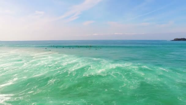 Luchtfoto van surfen op Arifana aan de westkust in Portugal — Stockvideo