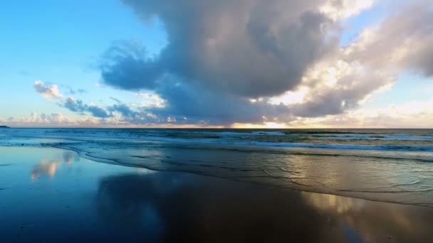 Aereo da un bellissimo tramonto sulla costa occidentale del Portogallo — Video Stock