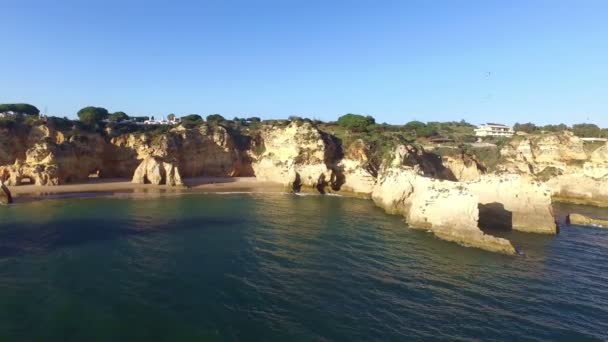 Luchtfoto van Praia Tres Irmaos in de Algarve Portugal — Stockvideo