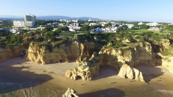 Aérea de Praia Tres Irmaos en el Algarve Portugal — Vídeos de Stock