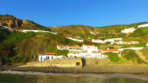 Aéreo de Arifana na costa oeste em Portugal — Vídeo de Stock