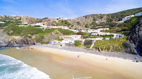 Aéreo da aldeia Arifana na costa oeste em Portugal — Fotografia de Stock