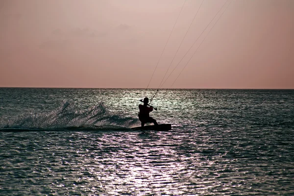 Kite surfař v Karibiku na západ slunce na ostrově Aruba — Stock fotografie