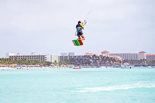 Kite surfista na ilha de Aruba, no Caribe — Fotografia de Stock