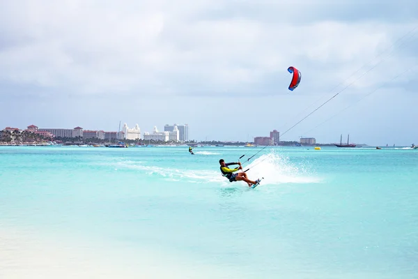 Kite surfista na ilha de Aruba, no Caribe — Fotografia de Stock