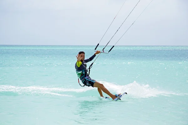 Cerf-volant surfeur sur l'île d'Aruba dans les Caraïbes — Photo