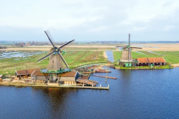 Luchtfoto van traditionele windmolens op de Zaanse Schans in de Nether — Stockfoto