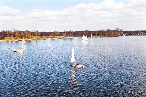 Luchtfoto van zeilen op de Loosdrechtse plassen in Nederland — Stockfoto