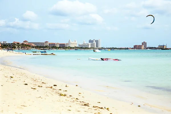 棕榈滩的阿鲁巴在加勒比海 — 图库照片