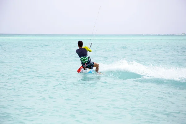 风筝冲浪者在加勒比阿鲁巴岛上 — 图库照片