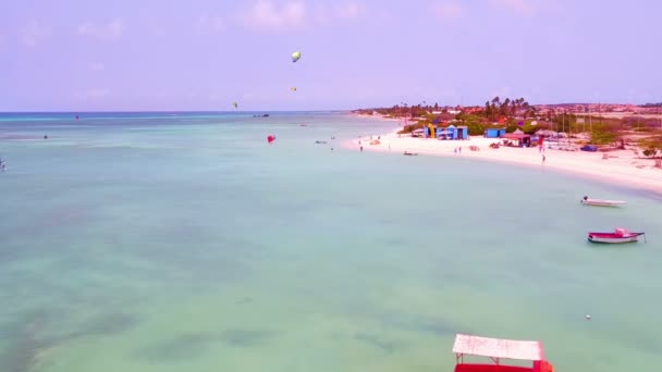 Luchtfoto van kitesurfen op Aruba eiland in het Caribisch gebied — Stockvideo