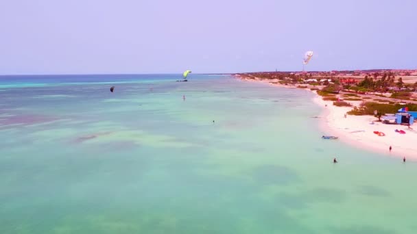 Εναέρια από kitesurfing στο νησί της Αρούμπα στην Καραϊβική — Αρχείο Βίντεο