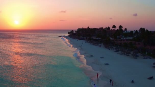 Aérea desde la playa de Manchebo al atardecer en la isla de Aruba en el Mar Caribe — Vídeos de Stock