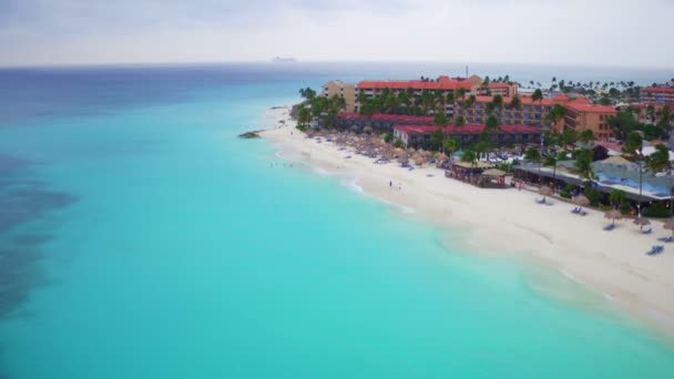 Aérea desde la playa de Manchebo en la isla de Aruba en el Caribe — Vídeos de Stock