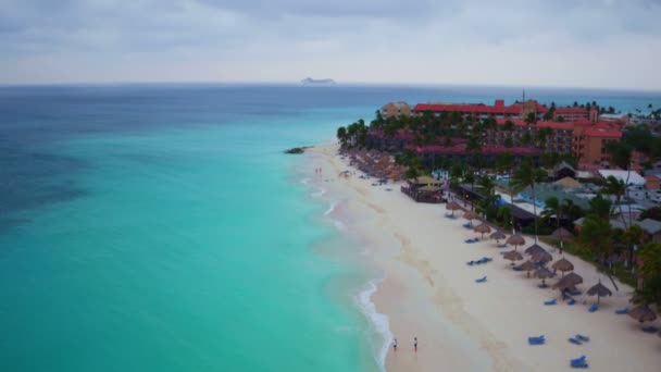 Aérea desde la playa de Manchebo en la isla de Aruba en el Caribe — Vídeos de Stock