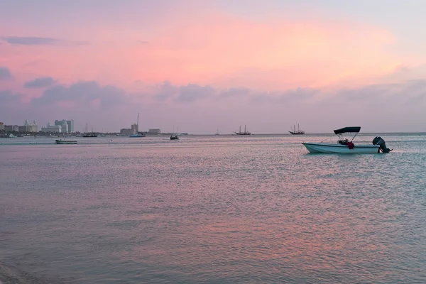 Solnedgång vid Palm Beach på Aruba i Västindien — Stockfoto