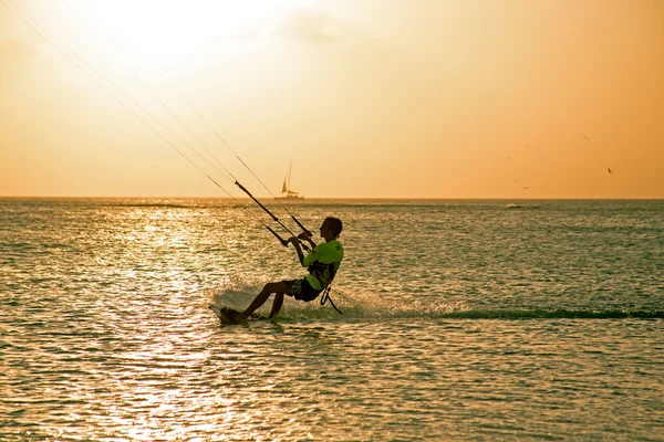 Kite surfer en la isla de Aruba en el Caribe al atardecer — Foto de Stock