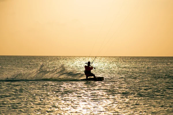 Kite surfař v Karibiku na západ slunce na ostrově Aruba — Stock fotografie