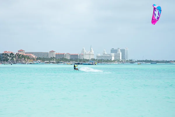 Cerf-volant surfeur sur Palm Beach à l'île d'Aruba dans les Caraïbes — Photo