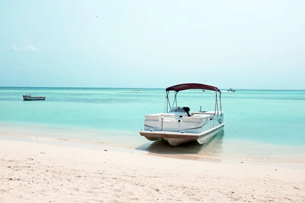 Lodě na pláži v Palm Beach na ostrově Aruba v Caribbea — Stock fotografie
