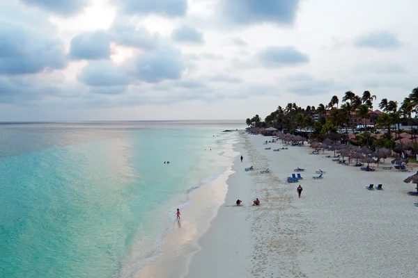 Flygbilder från en vacker solnedgång på Manchebo beach på Aruba island — Stockfoto