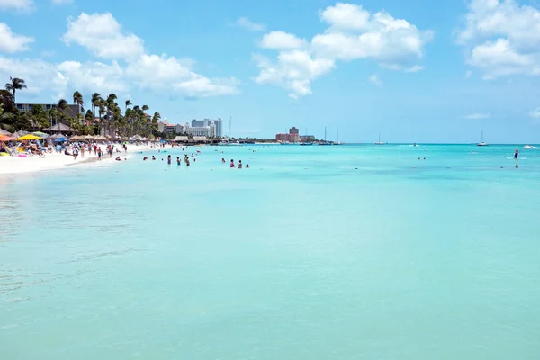 Palm Beach sur l'île d'Aruba dans les Caraïbes — Photo