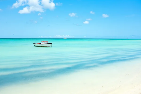 Pequeno barco de pesca no mar do caribe na ilha de Aruba — Fotografia de Stock