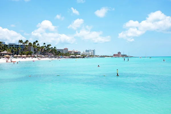 Palm Beach sull'isola di Aruba nei Caraibi — Foto Stock