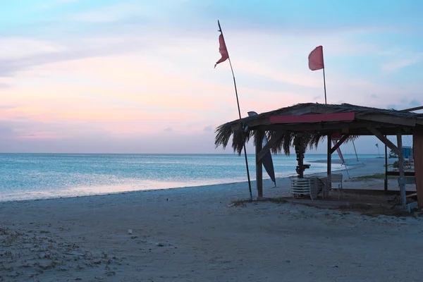 아루바 섬 카리브해에 팜 비치에서 선셋 — 스톡 사진