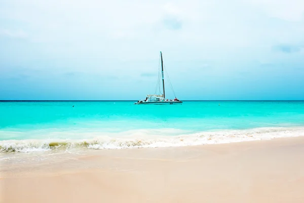 아루바 섬에 카리브 해에 항해 하는 요트 — 스톡 사진