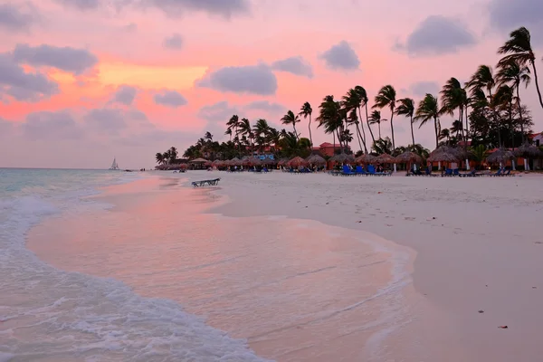 Krásný západ slunce v Manchebo beach na ostrově Aruba v Caribb — Stock fotografie