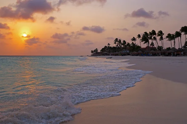 Západ slunce v Palm Beach na ostrově Aruba v Karibiku — Stock fotografie