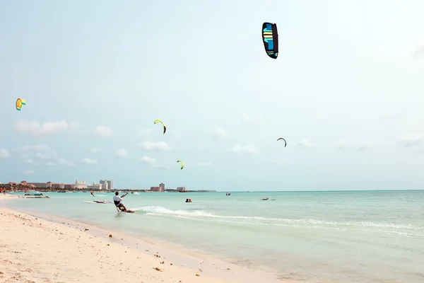 Palm Beach à l'île d'Aruba dans la mer des Caraïbes — Photo