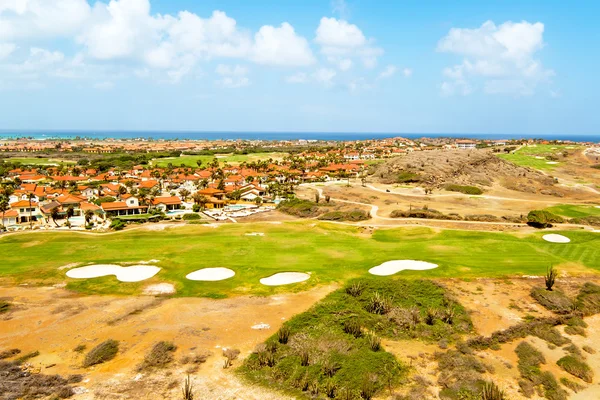 Aéreo de um campo de golfe na ilha de Aruba, no mar das Caraíbas — Fotografia de Stock