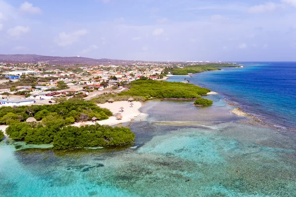 Aérien de la plage de Mangel Halto sur l "île d'Aruba dans les Caraïbes — Photo