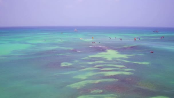 Zeilen op de Caribische zee op Aruba — Stockvideo