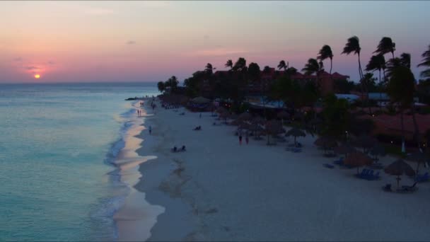 Antenne am Strand von Manchebo auf der Insel Araba bei Sonnenuntergang — Stockvideo