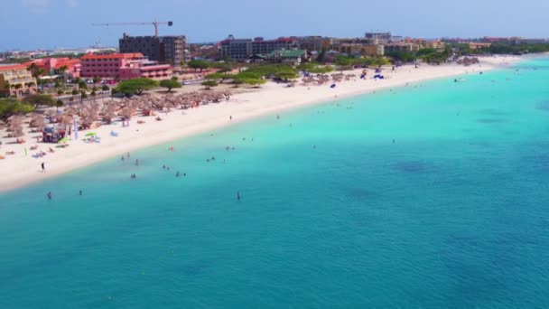 Antenn på Eagle beach på Aruba ö i Karibiska havet — Stockvideo