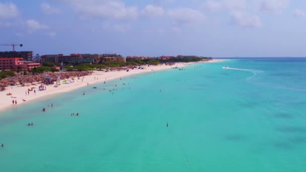 Воздушная антенна на пляже Игл на острове Аруба в Карибском море — стоковое видео