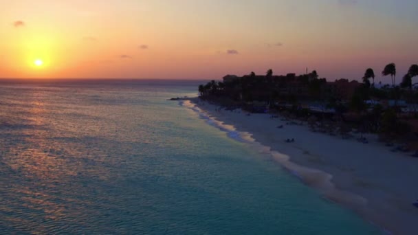 Piękny zachód słońca w Manchebo beach na wyspie Aruba na Karaibach — Wideo stockowe