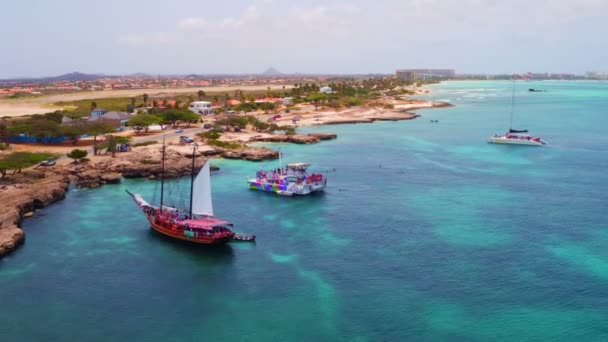 Воздушная антенна с западного побережья острова Аруба в Карибском море — стоковое видео