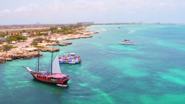 Aérien de la côte ouest de l'île d'Aruba dans les Caraïbes — Video