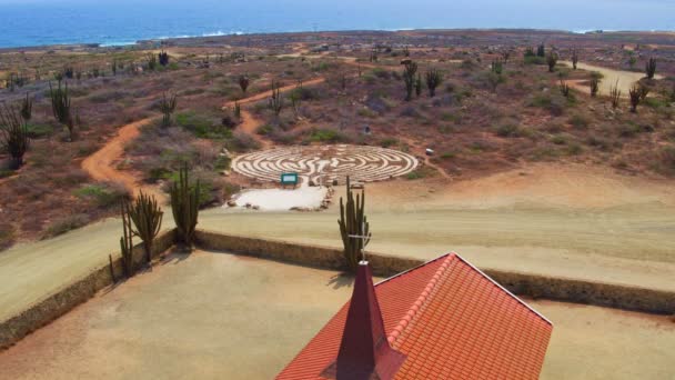 Luchtfoto van de kapel van Alto Vista op Aruba eiland in het Caribisch gebied — Stockvideo