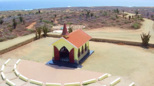 Aéreo da Capela do Alto Vista na ilha de Aruba, no Caribe — Vídeo de Stock