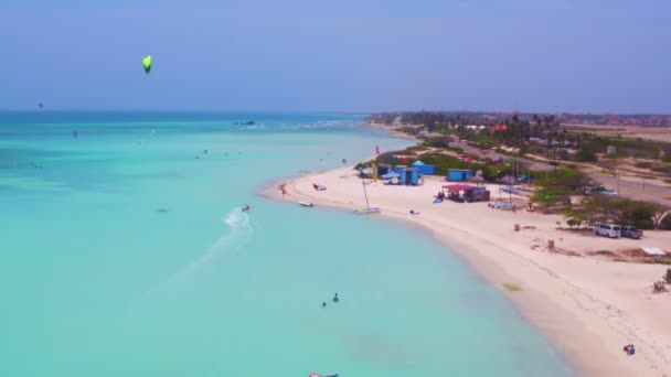 Luchtfoto van kitesurfen bij visser hutten in de Caribische zee — Stockvideo