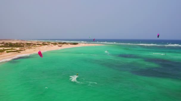 Antenne vom Kitesurfen in Boca Grandi auf der Arabischen Insel in der Karibik — Stockvideo