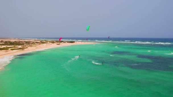 Aérea de kitesurf en Boca Grandi en la isla de Aruba en el Caribe — Vídeos de Stock